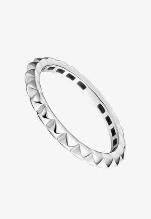 Anillo de plata con un borde texturizado en forma de escamas con picos triangulares, interior liso y acentos negros contrastantes en la banda.