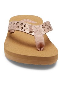 Rosa tanga sandal med perforerad design på remmen, vadderad fotbädd och en texturerad tan sula. Har en central tårstöd.