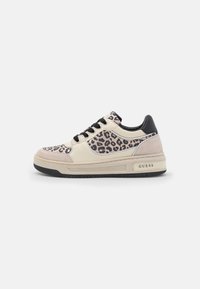 Baskets imprimé léopard avec un mélange de cuir crème et de daim beige, accents noirs, fermeture à lacets, et semelle en caoutchouc avec détail de marque.