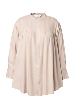 Camisa de manga larga color beige claro con cuello mandarina, cierre frontal de botones y detalles con pliegues; hecha de una tela ligera y suave.