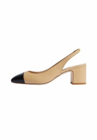 Scarpa slingback in pelle beige con punta nera, tacco a blocco e texture liscia. Presenta una forma della punta arrotondata e dettagli di cucitura minimal.