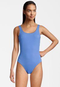 Bañador de una sola pieza azul, hecho de una tela suave y elástica, con escote redondo y tirantes anchos, que presenta un diseño de pierna alta.