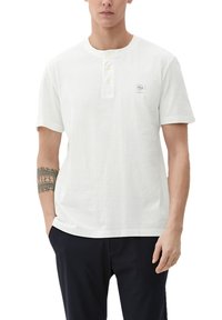 s.Oliver MIT HENLEY-AUSSCHNITT - Navadna majica - weiß