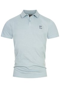 Svijetloplavi polo majica izrađena od mekog pamuka, s tankim ovratnikom, kratkim rukavima, prednjim patentom s gumbima i malim logotipom na prsima.
