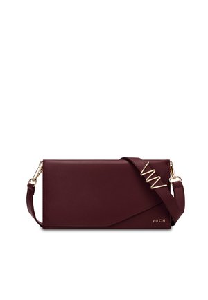 Burgunderfarbene Leder-Crossbody-Tasche mit elegantem Design, goldenen Hardware-Akzent und verstellbarem Trageriemen. Hat einen umklappbaren Verschluss.