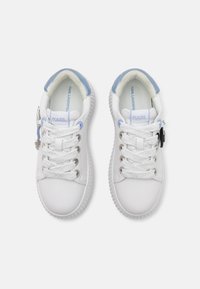 Vita lädersneakers med blå accenter och texturerade gummisålar. Har snörningsdesign och framträdande logotyp på tungan.