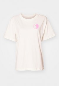 Hvid bomulds T-shirt med korte ærmer, rund halsudskæring og et pink cirkulært logo på venstre bryst med et yin-yang design.