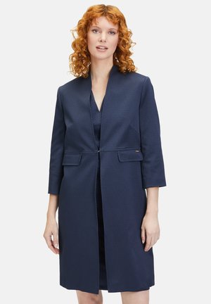 Marineblauer Mantel mit Dreiviertelärmeln, strukturiertem Stoff, offenem Vorderteil und zwei vorderen Taschen. Minimalistisches Design mit einem geschwungenen Halsauschnitt.