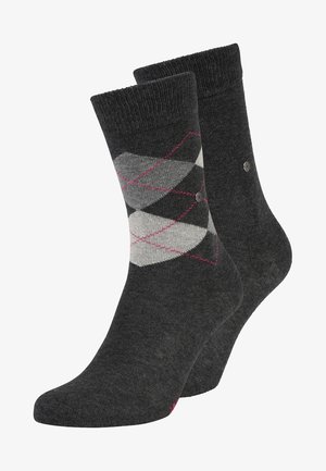 Schwarze Socken mit einem grauen Argyle-Muster und pinken Akzenten. Sie bestehen aus weichem Material und haben einen gerippten Bund sowie eine strukturierte Oberfläche.