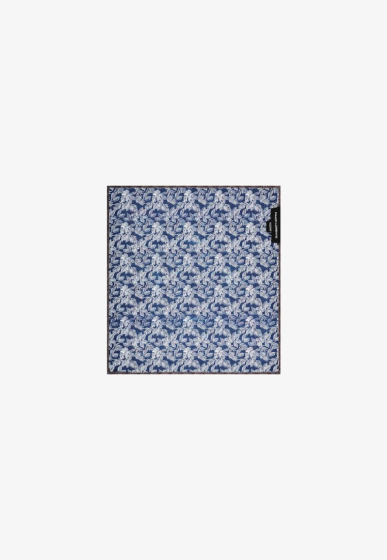 Granatowy kawałek materiału z białym wzorem liści na ciemnym tle oraz małą metką w rogu. Gładka tekstura, równa powierzchnia.