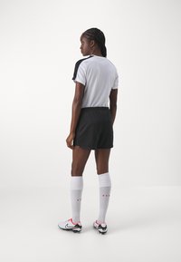 Nike Performance SHORT BRANDED - Športové šortky - black/metallic gold