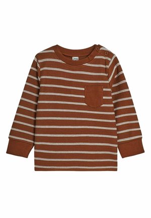 Camicia a maniche lunghe a righe marroni con collo arrotondato, texture a maglia, tasca sul petto sinistro e dettaglio di bottoni sulla spalla.