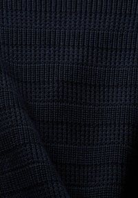 Tissu tricoté bleu marine foncé avec un motif texturé de côtes verticales et horizontales créant des rayures subtiles.