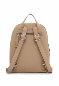 Beež värvi vegan nahast seljakott reguleeritavate rihmade, esikülje luku tasku ja pealse kandekahvliga. Sile pind ja minimalistlik disain.