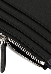 Schwarze, strukturiertes Lederbörse mit einem silbernen Reißverschluss mit ausgeprägten Zähnen und einem Leder-Zipper, der drei ausgeprägte Falten zeigt.