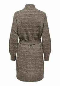 Cárdigan de punto en un tono marrón suave, con cintura ceñida por un cinturón, cuello alto y mangas anchas con puños y dobladillo acanalados, acabado texturizado.