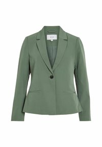 Blazer verde hecho de una tela suave. Presenta un cierre de un solo botón, solapas muestradas y dos bolsillos frontales. Ajuste entallado y forma ligeramente acampanada.