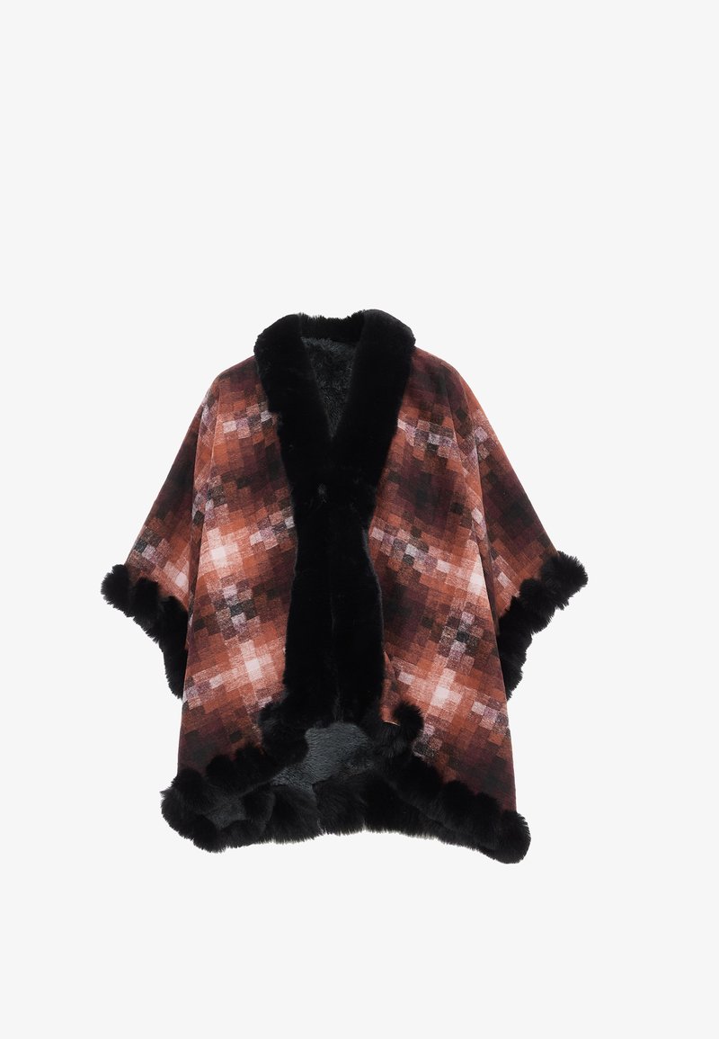 Poncho de cuadros en tonos marrones y negros, con un acabado de pelo sintético negro y un cuello ancho, fabricado en un tejido texturizado.