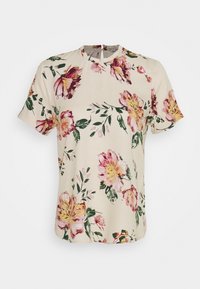 Blusa floreale a maniche corte in tessuto crema, con fiori rosa e bordeaux e foglie verdi, dotata di scollo rotondo e vestibilità rilassata.