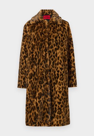 Dlouhý hnědý kabát z umělé kožešiny s černými leopardími skvrnami, širokým límcem a skrytým předním zapínáním, označený značkou Hugo na vnitřním límci.