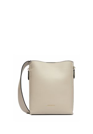 Beige rektangulær crossbody-taske med bred skulderrem, glat tekstur og lille gyldent "Gino Rossi"-logo i bunden i midten.
