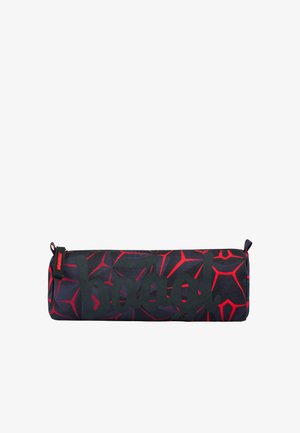 Astuccio con forma cilindrica, realizzato in tessuto con un motivo geometrico rosso e nero, grande logo nero e un zip di colore rosso.
