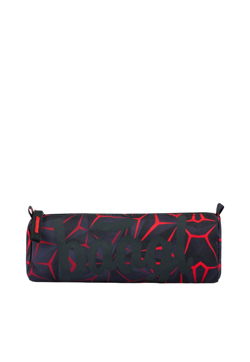 Astuccio con forma cilindrica, realizzato in tessuto con un motivo geometrico rosso e nero, grande logo nero e un zip di colore rosso.