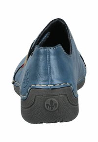 Chaussure en cuir bleu au design profil bas, avec des coutures mises en valeur et une semelle en caoutchouc noir texturé. Présente un logo floral au talon.