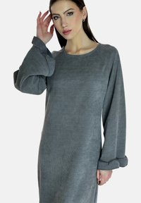 Vestido gris acanalado con mangas largas y abullonadas, escote redondo y textura suave; presenta puños fruncidos para un detalle adicional.