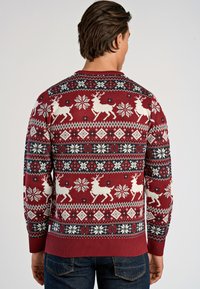 Roter Strickpullover mit weißen Rentier- und Schneeflockenmuster, mit einem gerippten Saum und Bündchen. Dunkelblaue und weiße Akzente vorhanden.