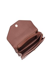 Portafoglio in pelle marrone con finitura testurizzata, forma ottagonale, scomparti interni, tasca con zip e chiusura a scatto.