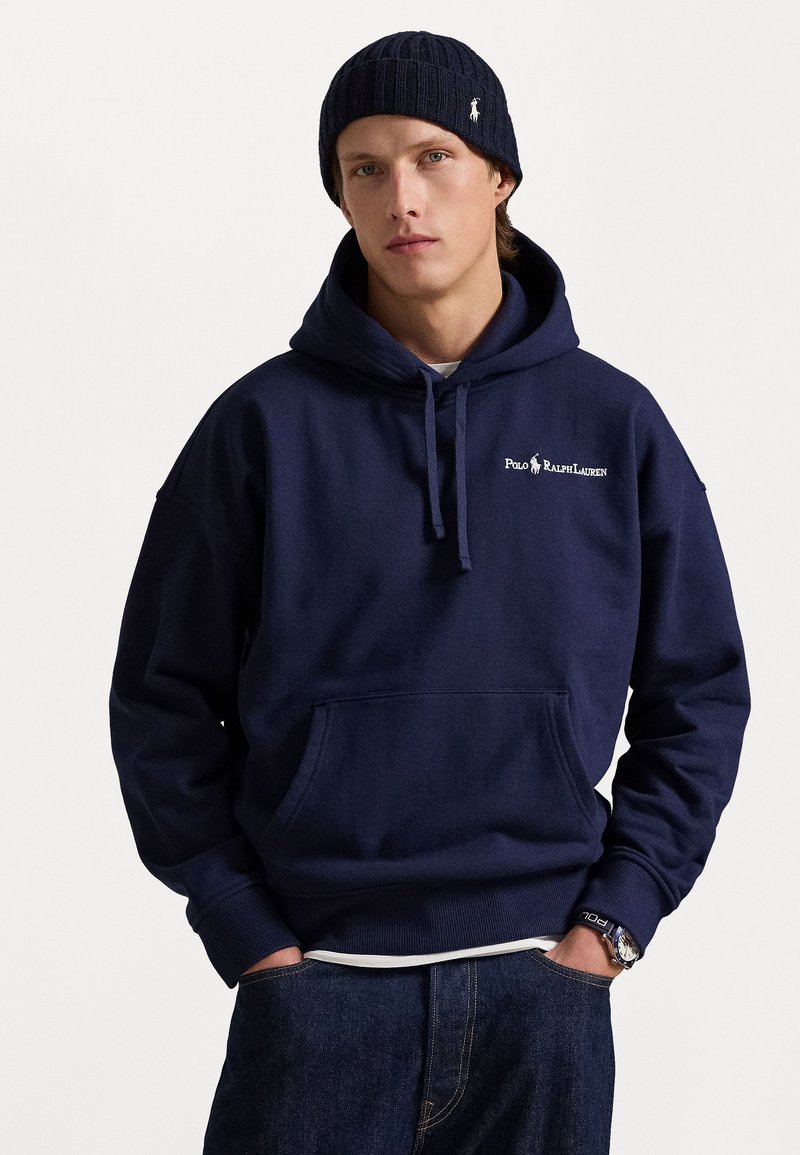 Bordo modri bombažni hoodie s kenguru žepom in rebrastimi manšetami, na katerem je na prsih izvezena oznaka "Polo Ralph Lauren".