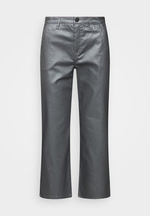 Szare spodnie o prostych nogawkach z zapięciem na guzik i suwak, szlufkami na pasek oraz bocznymi kieszeniami na białym tle.