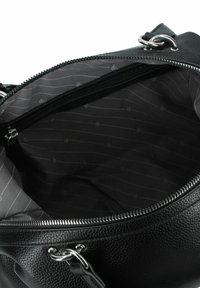 Borsa a tracolla in pelle nera con chiusura a zip, caratterizzata da un'esterno testurizzato e un rivestimento interno a strisce grigie con un piccolo motivo a logo.