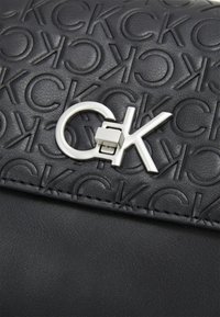 Calvin Klein LOCK CROSSBODY - Torebka