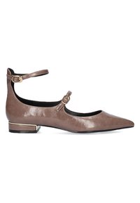 Bailarinas de cuero marrón con punta afilada, tira en el tobillo y acentos de metal dorado. El tacón es bajo y cuadrado, con un ribete metálico.