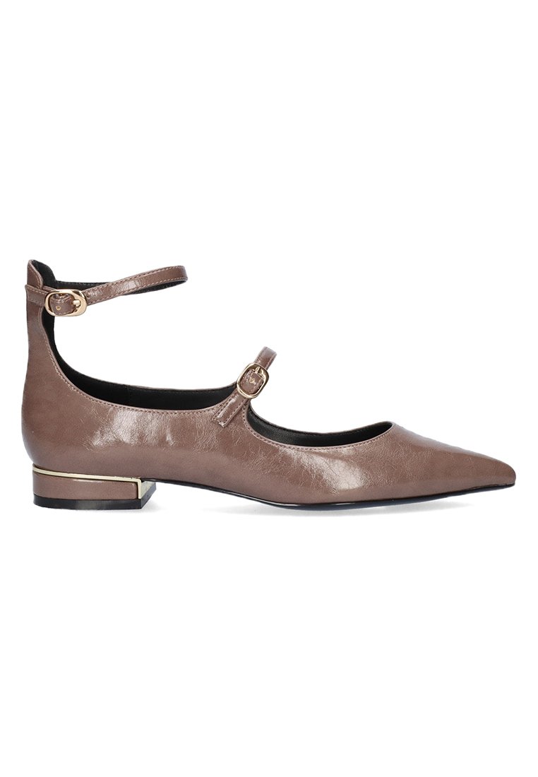 Bailarinas de cuero marrón con punta afilada, tira en el tobillo y acentos de metal dorado. El tacón es bajo y cuadrado, con un ribete metálico.