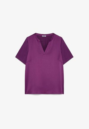 Fialová krátký rukáv halenka s výstřihem do V a hladkým, jednobarevným materiálem, položená rovně na bílém pozadí.