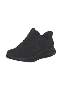Schwarzer Sportschuh mit einem atmungsaktiven Mesh-Obermaterial, strukturiertem Sohle und Schnürdesign. Mit einem Logo-Akzent an der Seite zur Markenkennzeichnung.