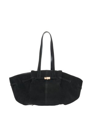Czarna zamszowa torba typu tote z długimi skórzanymi uchwytami, prostokątną, usztywnioną podstawą oraz małym złotym zapięciem z przodu.
