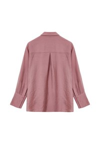 Camicia rosa stropicciata con maniche lunghe, colletto classico e polsini con bottoni. Presenta una piega sul retro per maggiore volume e texture.
