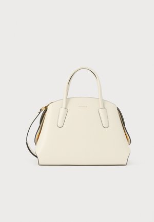 Kremasta kožna torba s dvostrukim ručkama, odvojivim remenom za rame, zlatnom okovom i diskretnim logotipom brenda smještenim u sredini sprijeda.