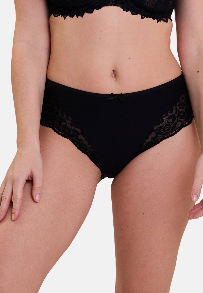 Culotte noire avec des accents en dentelle, présentant un corps en tissu lisse et un petit nœud à l'avant. Les panneaux latéraux en dentelle ajoutent de la texture.