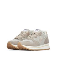 Un paio di sneakers in rete beige e bianche con sovrapposizioni in suede, la chiusura con lacci, la linguetta con logo e suole in gomma a motivo su sfondo bianco.