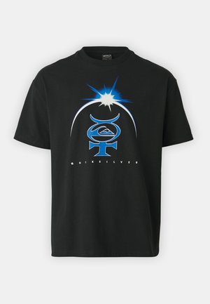 Schwarzes Baumwoll-T-Shirt mit einem blau-weißen grafischen Design, das Symbole und Text enthält, mit Rundhalsausschnitt und kurzen Ärmeln.