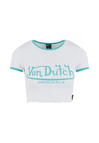 T-shirt blanc court avec un col et des manches en maille turquoise. Présente "Von Dutch" en graphisme bold et le texte "ORIGINALS" en dessous. La texture est lisse.