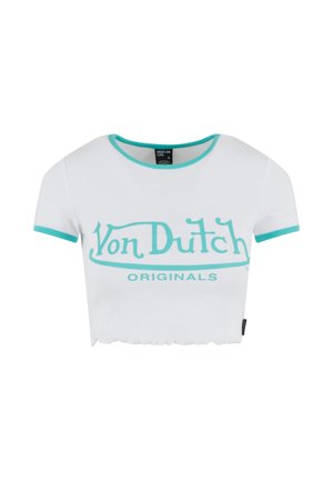 T-shirt bianco cropped con collo e maniche a costine turchesi. Presenta la scritta "Von Dutch" in grafica audace e il testo "ORIGINALS" sottostante. La texture è liscia.