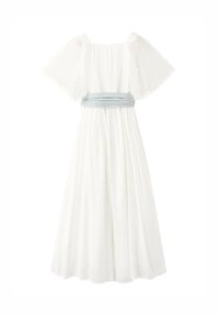Bílé plynulé šaty s průsvitnými rukávy zdobenými krajkou a širokým, světle modrým nabráným páskem v pase, dlouhé až na zem.