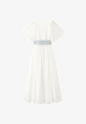 Hvid flydende kjole med gennemsigtige ærmer pyntet med blonder og en bred, lyseblå indsamlet taljebånd, gulvlængde design.