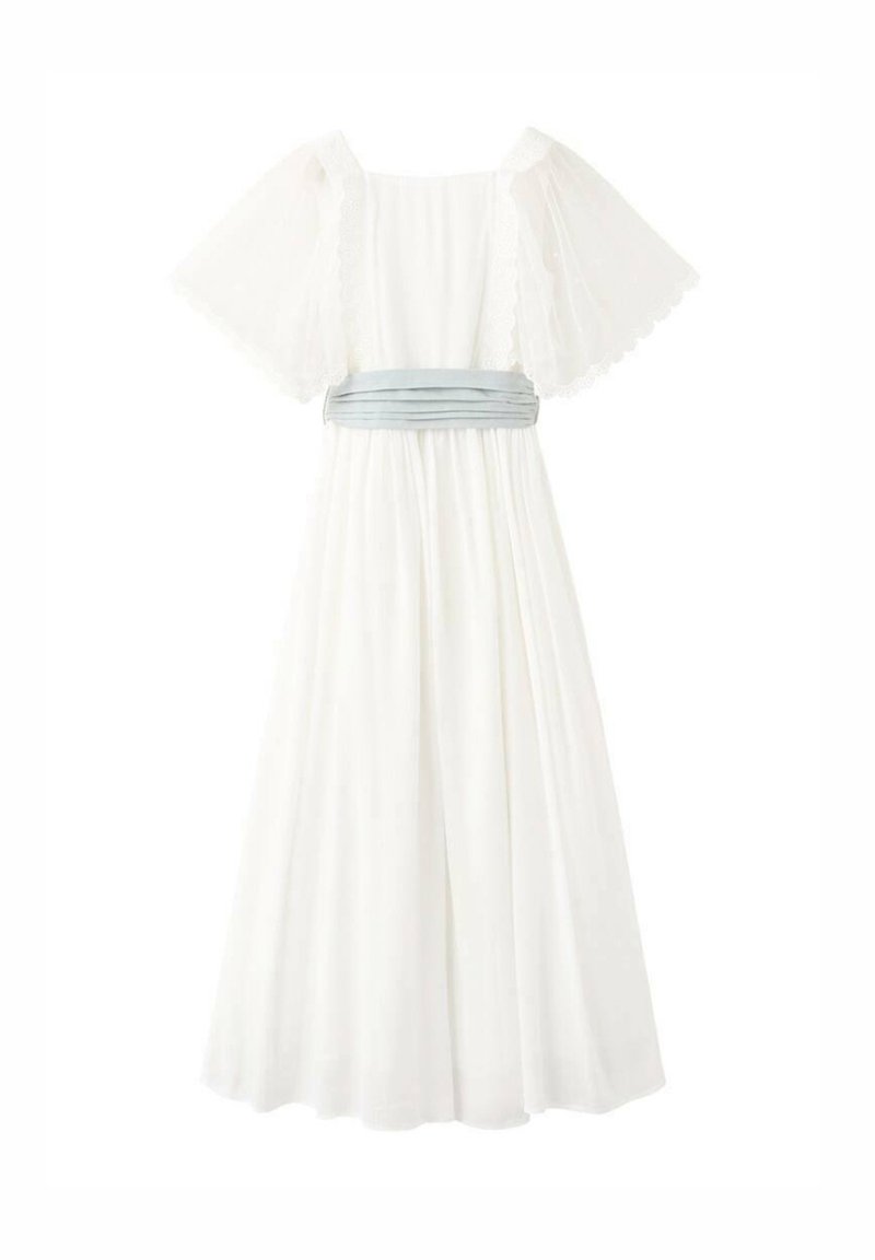 Bílé plynulé šaty s průsvitnými rukávy zdobenými krajkou a širokým, světle modrým nabráným páskem v pase, dlouhé až na zem.